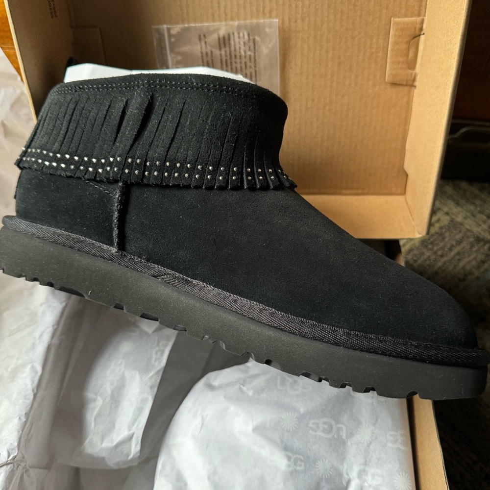 UGG NWT SZ 8 Ultra Mini Fringe Bling